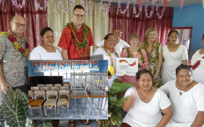 Fai meaalofa le ‘Ōfisa ‘o le ‘Āmepasa ‘a Siāmani ‘i Ueligitone, ‘i kesi ā’oga, nōfoa fa’apea fata tusi mō le Sili Primary School ‘i Savai’i