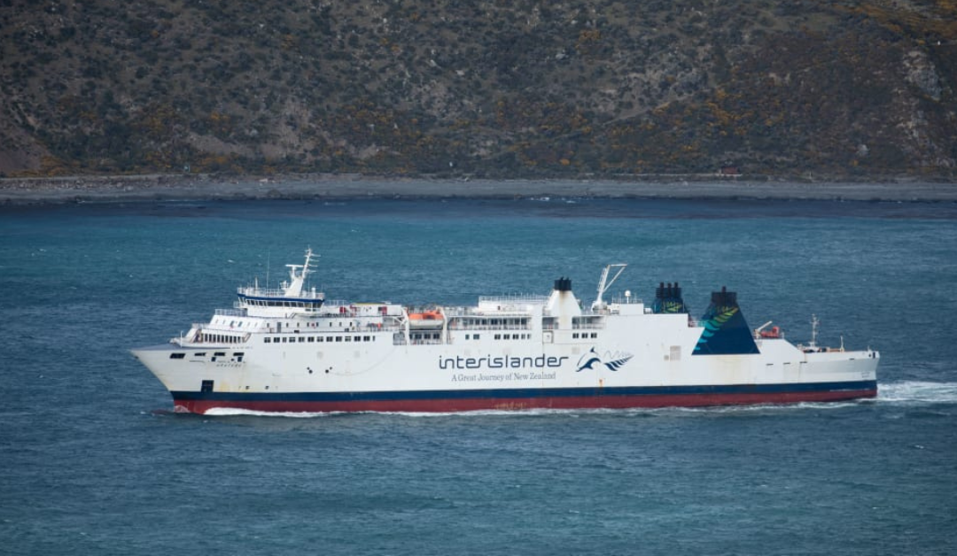 Poloka le pasese ‘a le Aratere ‘i luga ‘o le va’a mō itūlā ‘ona ‘o se fa’alētonu