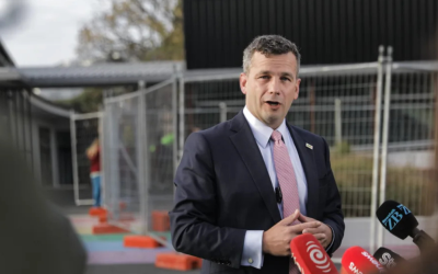 Tāpena le tatālaga ‘o le “charter school” muamua ‘i Uēligitone